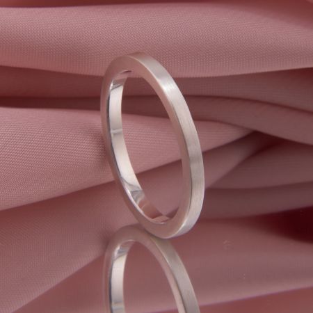 Minimalistischer Damen-Stapelring aus mattem 925er Silber mit quadratischer Ringschiene